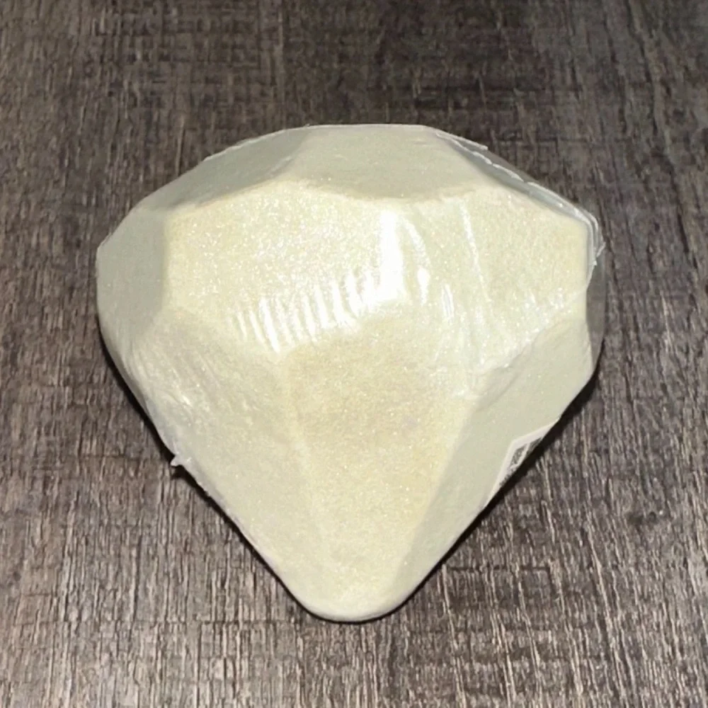 💞 New Snow Berry Shimmery Bath Fizzer Bath Bomb